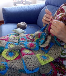 manta colores cosiendo