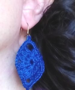 pendiente rombo azul