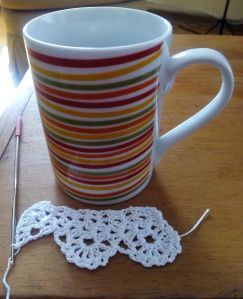 puntilla y taza de té