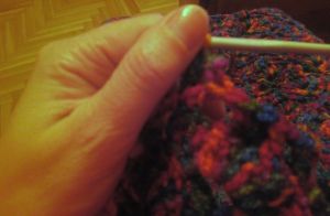 chal burdeos tejiendo