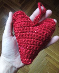 corazón rojo en mano