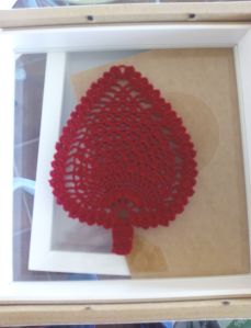 hoja roja enmarcando